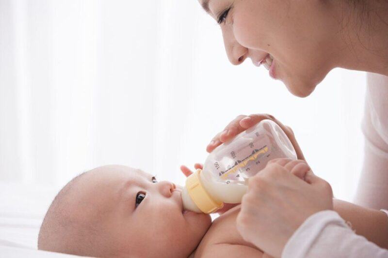 Cách tập cho bé bú bình? Bí quyết tập cho bé bú bình Cách tập cho bé bú bình