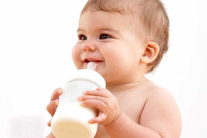 Cách tập cho bé bú bình? Bí quyết tập cho bé bú bình Cách tập cho bé bú bình