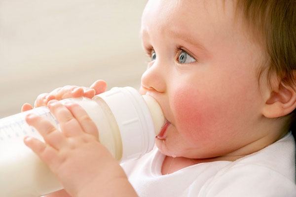 Cách tập cho bé bú bình? Bí quyết tập cho bé bú bình Cách tập cho bé bú bình
