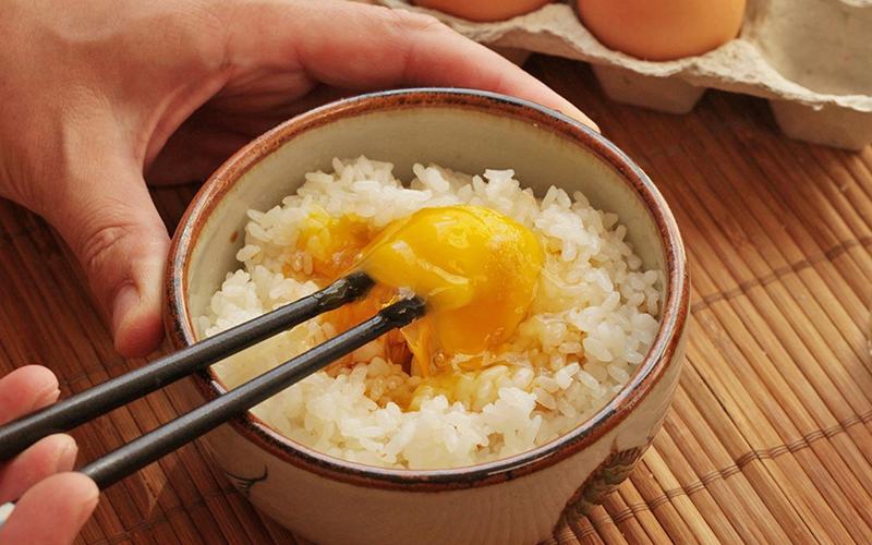 ăn trứng gà sống có tác dụng gì