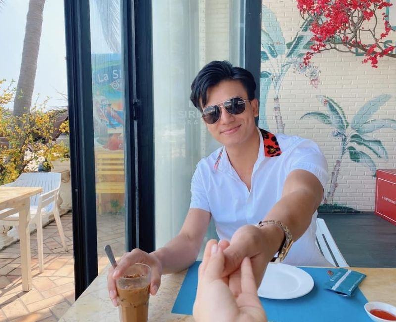 ban gai cua hieu nguyen la ai