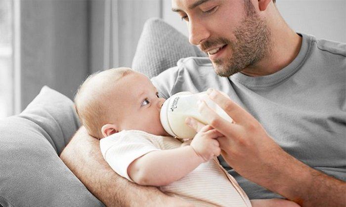 Cách tập cho bé bú bình? Bí quyết tập cho bé bú bình Cách tập cho bé bú bình