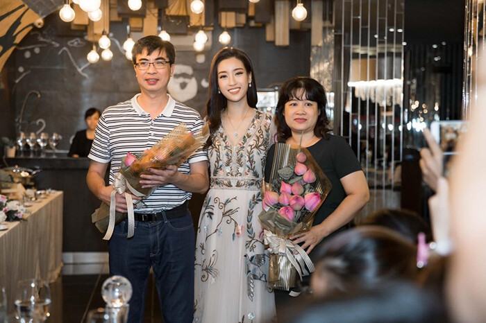 Đỗ Mỹ Linh là ai? Danh tính chồng sắp cưới nhà Bầu Hiển Đỗ Mỹ Linh là ai? Danh tính chồng sắp cưới nhà Bầu Hiển