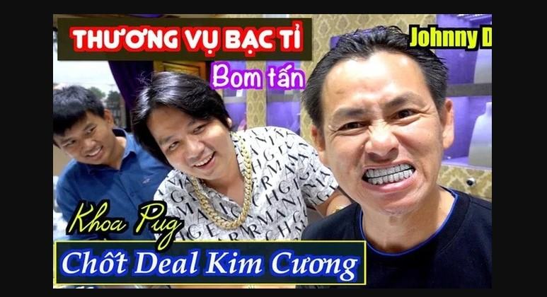 khoa pug va Johnny dang cach mat nhau