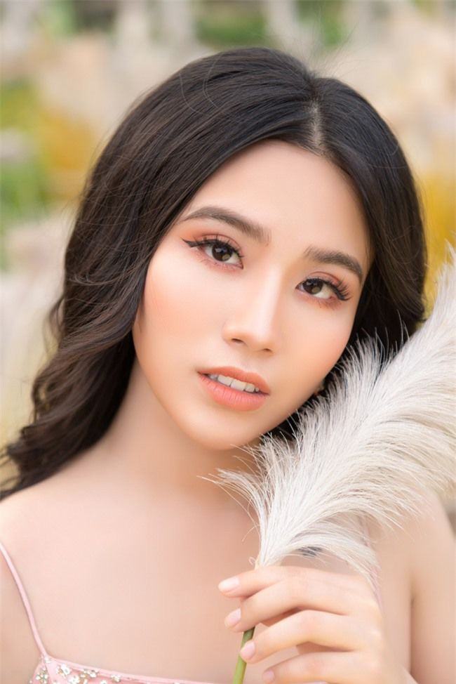 Linh Miu là ai? Hé lộ hình tượng thuỳ mị của hotgirl Linh Miu hiện nay