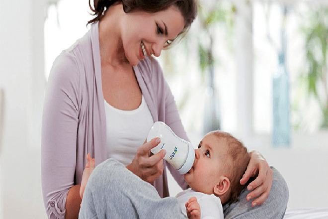 Cách tập cho bé bú bình? Bí quyết tập cho bé bú bình Cách tập cho bé bú bình