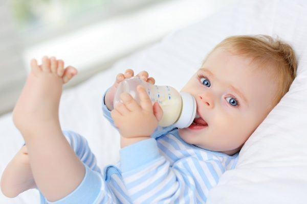 Cách tập cho bé bú bình? Bí quyết tập cho bé bú bình Cách tập cho bé bú bình? Bí quyết tập cho bé bú bình