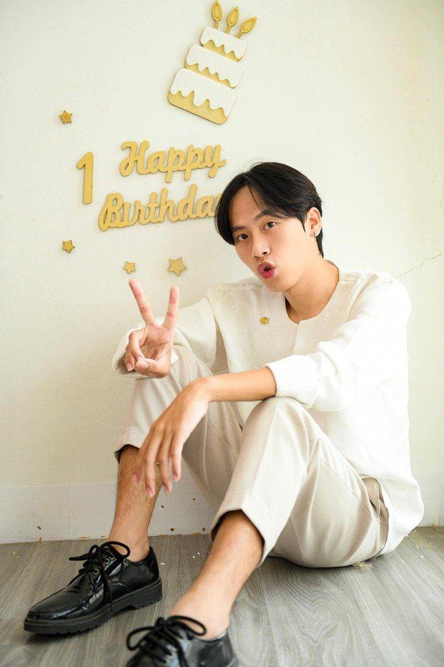 Phạm Vinh là ai? Tiểu sử TikToker 9x đa tài Dân chơi Thị Phến thu nhap cua pham vinh la ai