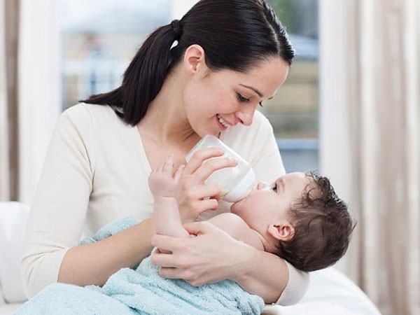 Cách tập cho bé bú bình? Bí quyết tập cho bé bú bình Cách tập cho bé bú bình